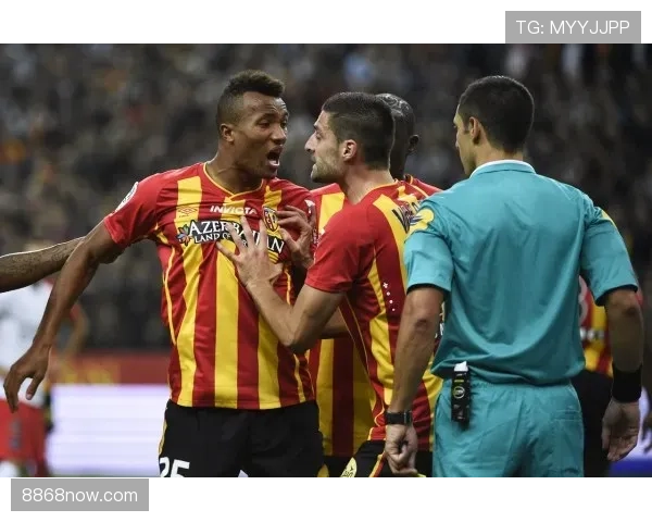 卡瓦尼训练完还在路边摊吃烤肉？这自律人设有点绷不住啊