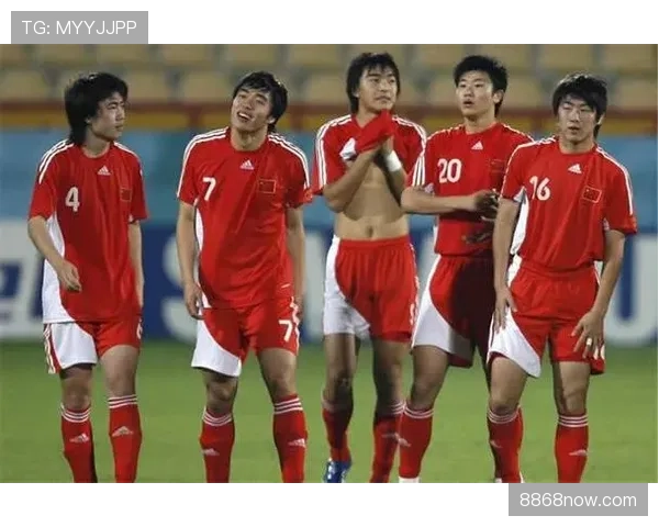 场外替补席冲突如何影响足球比赛判罚？揭秘规则边界