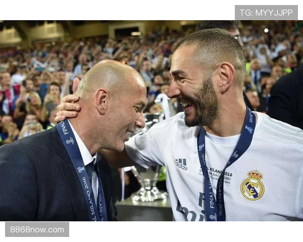 本泽马与贝尔的进攻效率差异源于怎样的战术角色分工？